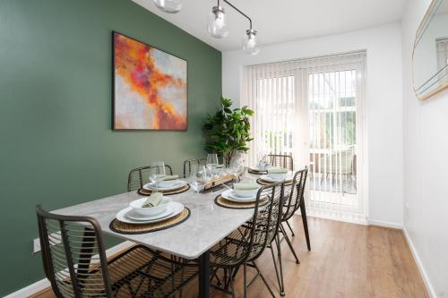 comedor con mesa y sillas en Leyland House - Private Parking Free Wi-Fi Garden en Leyland