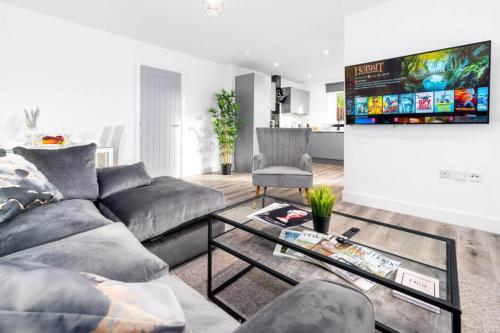 a living room with a couch and a table at Stylish Apartment - 2 Bedrooms - Balcony - Parking - Netflix - Wifi - 7MC in Birmingham