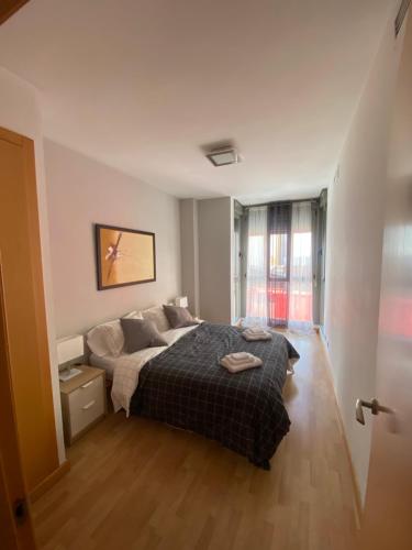 a bedroom with a bed and a window in it at Excelente apartamento en Benimaclet in Valencia
