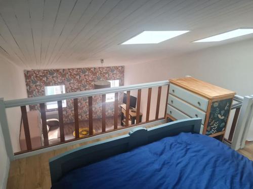 a bedroom with a balcony with a bed and a desk at studio centre ville in Privas