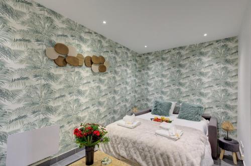 een slaapkamer met een bed met groen en wit behang bij 812 Suite Besty Paris - Superb apartment in Paris in Asnières-sur-Seine