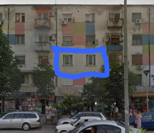 uma imagem de um edifício com a palavra i em Cozy Apartment em Tirana