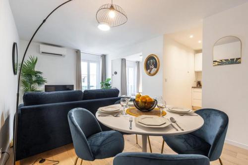 un salon avec un canapé, une table et des chaises dans l'établissement Walesa- wifi, AC, 3 pers, à Nice