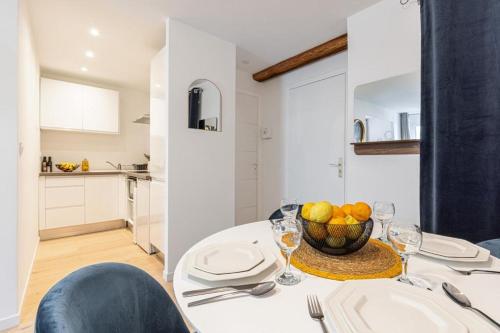 une table de salle à manger avec un bol de fruits dessus dans l'établissement Walesa- wifi, AC, 3 pers, à Nice