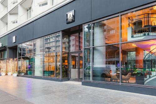 une devanture de magasin d'un immeuble avec des fenêtres en verre dans l'établissement Appart'City Collection Paris Grande Bibliothèque, à Paris