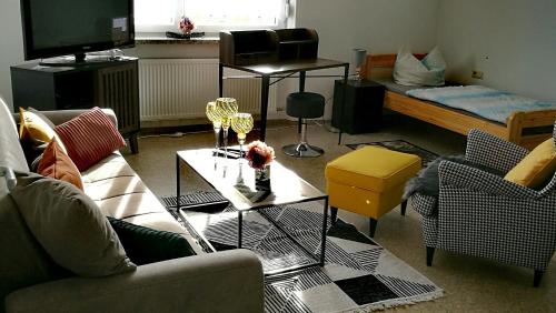 sala de estar con sofás, sofá y mesa en Ferienwohnungen Stadler, en Rödental