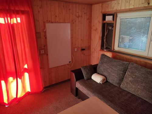 uma sala de estar com um sofá e uma janela em Mobilní dům em Dolní Dvoriste