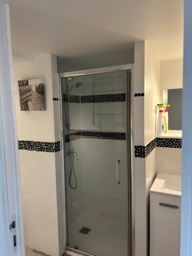 een douche met een glazen deur in de badkamer bij Lake House St Pee Sur Nivelle in Saint-Pée-sur-Nivelle