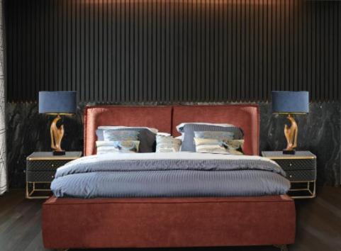 sypialnia z dużym łóżkiem z 2 lampami w obiekcie Appartement Sportpaleis w Antwerpii