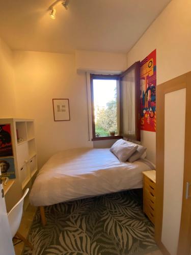 een slaapkamer met een bed en een raam bij Monolocale Firenze Robbia in Florence