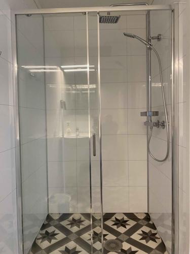 y baño con ducha y puerta de cristal. en Rosendal Apartments Motellet en Rosendal