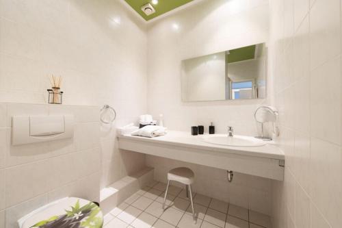 een witte badkamer met een wastafel en een toilet bij Pension Lützen Monteurunterkunft in Lützen