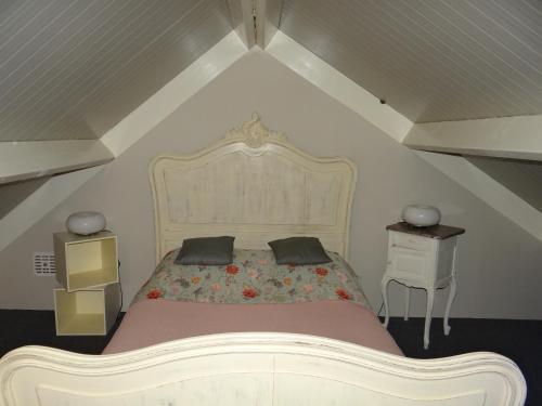 - une chambre avec un grand lit et 2 tables de chevet dans l'établissement The Green Cottage, à Ruinen