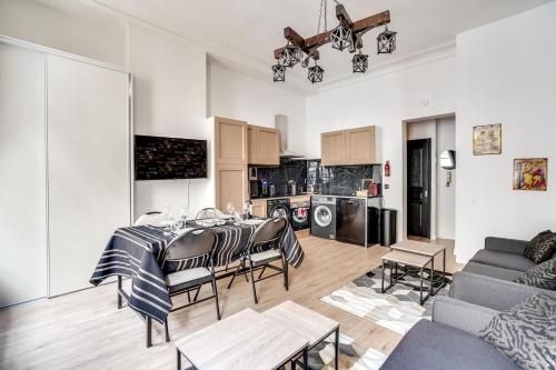 uma cozinha e sala de estar com mesa e cadeiras em 138 Suite Wizman - Superbe Appartement à Paris em Paris