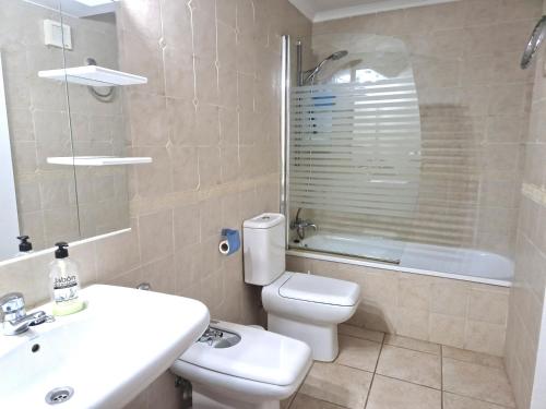 a bathroom with a toilet and a sink and a shower at Dúplex familiar i amb vistes al centre d’Esterri by RURAL D'ÀNEU in Esterri d'Àneu