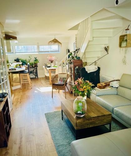 un salon avec un canapé et une table dans l'établissement 3' Subway, 15' Center, AC, Parking, Calm, Balcony, aux Lilas