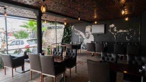 un restaurante con sillas y una mesa en una habitación en Ers Life Hotel en Estambul