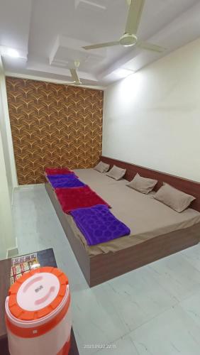 Postel nebo postele na pokoji v ubytování HOTEL SHREE RAM VIJAY Ujjain Top Rated