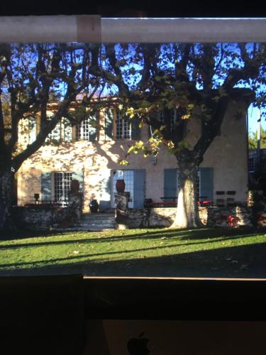 duży biały dom z drzewem przed nim w obiekcie Campagne Valmont w Aix-en-Provence