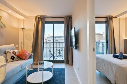 una sala de estar con un sofá y una mesa en bonito piso cerca del campo de futbol de barcelona, en Hospitalet de Llobregat