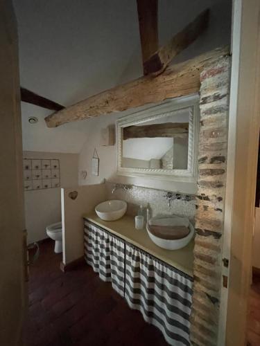 une salle de bain avec deux lavabos et un miroir dans l'établissement MAISON L, à Tour-en-Sologne