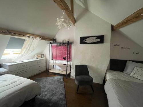 une chambre avec un lit, un bureau et une chaise dans l'établissement MAISON L, à Tour-en-Sologne