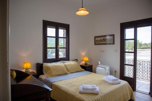 um quarto com uma cama com duas toalhas em My Way Kavos Villa em Agia Marina