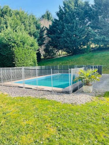 une clôture autour d'une piscine dans une cour dans l'établissement Maison*Piscine*3 kms de Sarlat, à Proissans