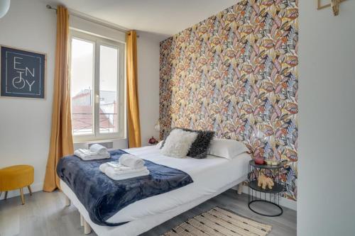 Un dormitorio con una cama grande y una ventana en 808 Chic Suite - Superb Apartment, en Bagnolet