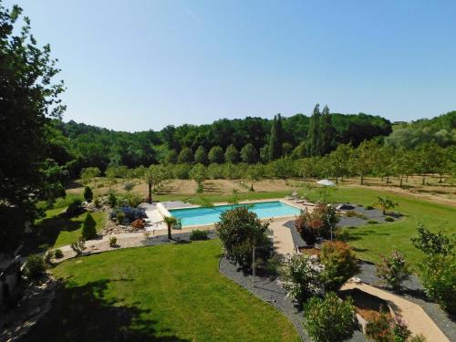 Kolam renang di atau dekat dengan LE HANGAR AVEC PISCINE EN DORDOGNE