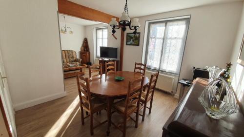 une salle à manger avec une table et des chaises en bois dans l'établissement GITE LE HOLWECK Gérardmer, à Gérardmer