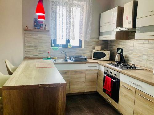 Una cocina o zona de cocina en Seaside Duplex Home