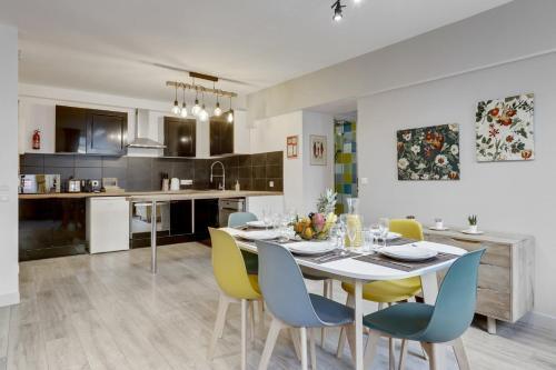 una sala da pranzo e una cucina con tavolo e sedie di 215 Suite Esprit Nature - Superb apartment a Parigi