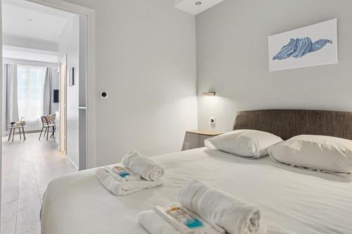 Un pat sau paturi într-o cameră la 315-Suite Pascal - Superb apartment in Paris