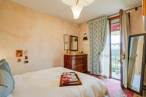 Un dormitorio con una cama y una bandeja. en Viviana Apartment - Happy Rentals, en  Monvalle 