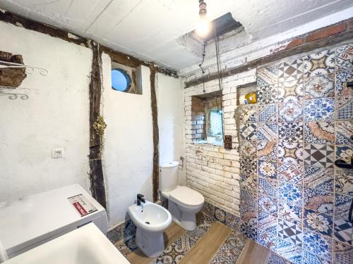 a bathroom with a toilet and a sink at Villa Lisinj apartments in Dapčevići