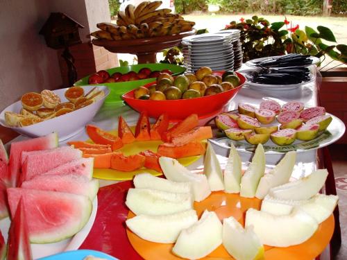 una mesa cubierta con muchos tipos diferentes de fruta en Pousada Gruta en Ubajara