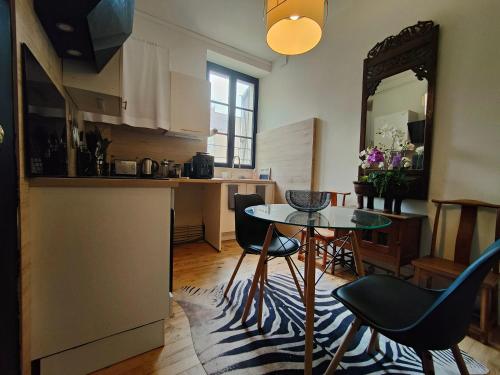 a kitchen with a table and chairs in a room at Le Coeur de Cahor! 2 bedroom luxury rental 85m2. in Cahors