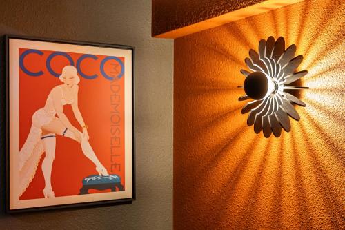 a picture of a woman on a wall with a clock at ibis Styles Saint-Quentin in Saint-Quentin
