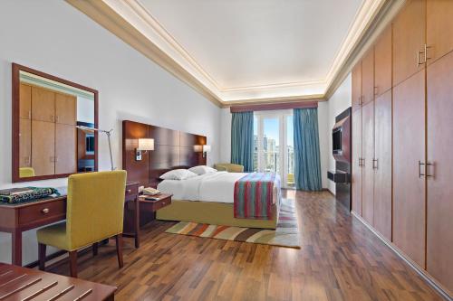 Postel nebo postele na pokoji v ubytování Al Khoory Hotel Apartments Al Barsha