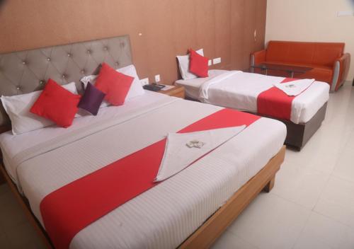 Una cama o camas en una habitación de Hotel Lotus Grand
