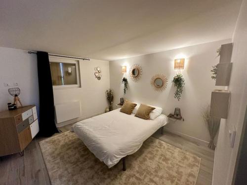 - une chambre avec un lit blanc et une fenêtre dans l'établissement Confortable appartement centre de Vichy, à Vichy