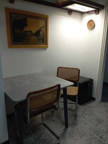 een tafel en 2 stoelen in een kamer bij Studio Notte Guest Rooms in Telese