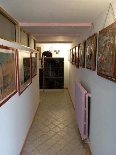 een hal met schilderijen aan de muren bij Studio Notte Guest Rooms in Telese