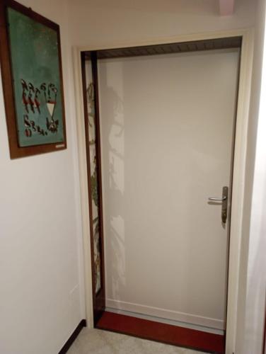 a white door in a room with a picture on the wall at Studio Notte in Telese