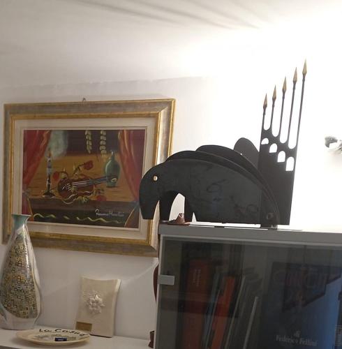 een aanrecht met een magnetron en een schilderij en een foto bij Studio Notte Guest Rooms in Telese
