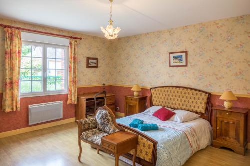 1 dormitorio con 1 cama, 1 silla y 1 ventana en Chantilly ,petit déjeuner et table d'hôtes possible, en Noyers