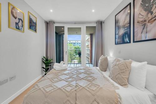 una camera con un letto bianco e un divano bianco di Large 2 Bed Apartment London Catford Lewisham - Perfect for Long Stays a Londra