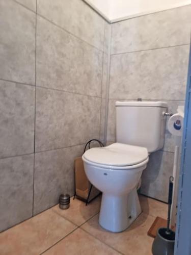 une salle de bain avec des toilettes blanches dans une chambre dans l'établissement Grand Appart/WIFI/2 chambres/Détente/Calme, à Perpignan