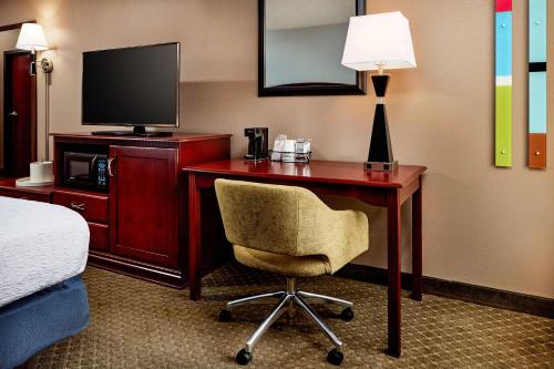 Televisyen dan/atau pusat hiburan di Hampton Inn Longmont